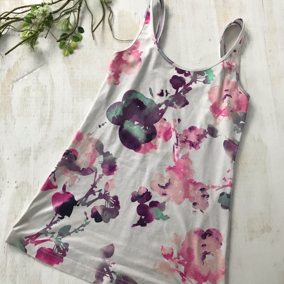 Lululemon Daily Tank in Blurred Blossoms Size 4 - Picture 7 of 7